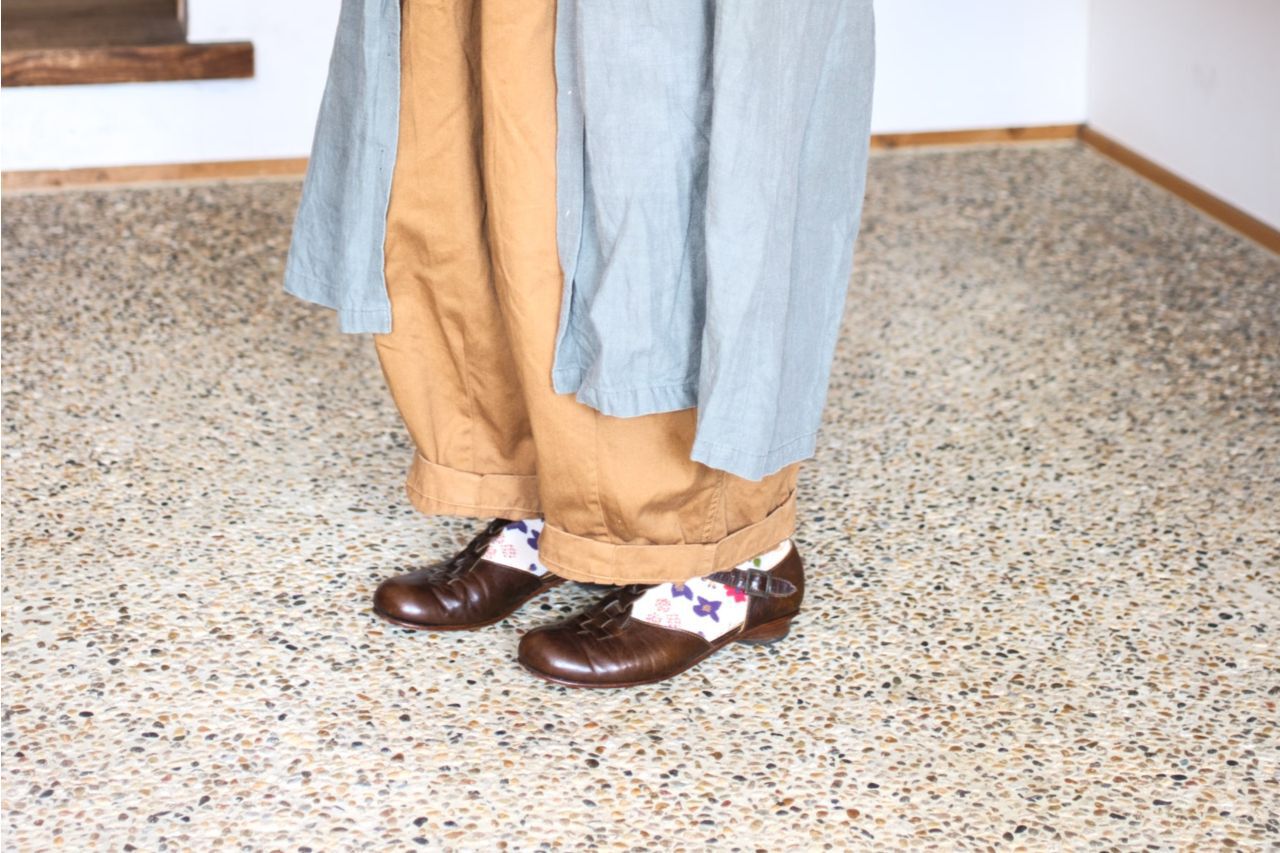 三つ編みTストラップシューズ